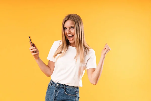 Imagem close-up de mulher loira feliz vestindo casual t-shirt grito — Fotografia de Stock