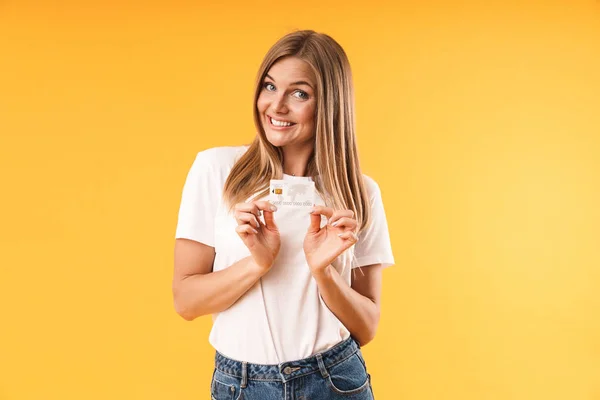 Φωτογραφία κοντινό πλάνο της όμορφης ξανθιάς γυναίκα φορώντας casual t-shirt χαμογελώντας ενώ κατέχουν πιστωτική κάρτα — Φωτογραφία Αρχείου