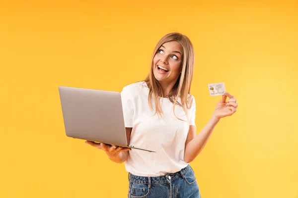 ラップトップコンピュータとクレジットカードを保持しながら、幸せなブロンドの女性x押す不思議の画像 — ストック写真