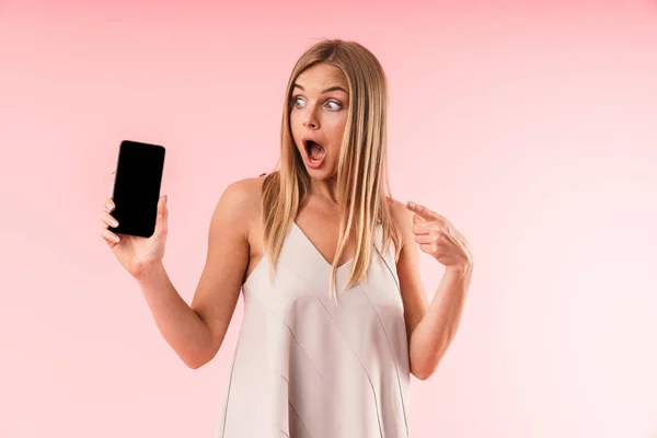 Akıllı telefonu tutan ve siyah ekrana bakan elbise giyen şoke olan genç kadının görüntüsü — Stok fotoğraf