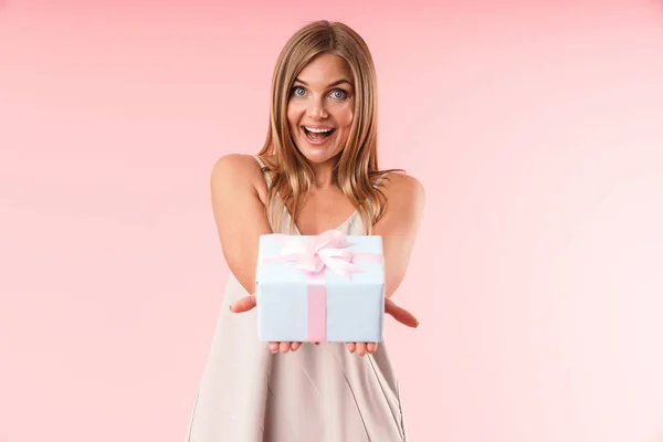 Image of gorgeous young woman wearing dress expressing surprise and holding gift box — Φωτογραφία Αρχείου