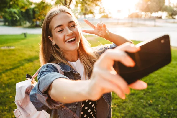 Alegre positivo joven adolescente caminando fuera en la naturaleza verde parque —  Fotos de Stock