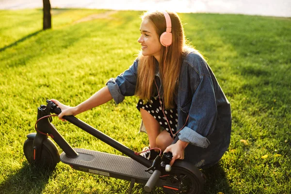 Pozytywny optymistyczny młody Nastoletni Dziewczyna na zewnątrz chodzenie z Scooter. — Zdjęcie stockowe