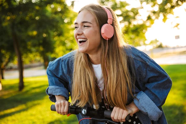Positivo optimista joven adolescente fuera caminando con scooter . —  Fotos de Stock