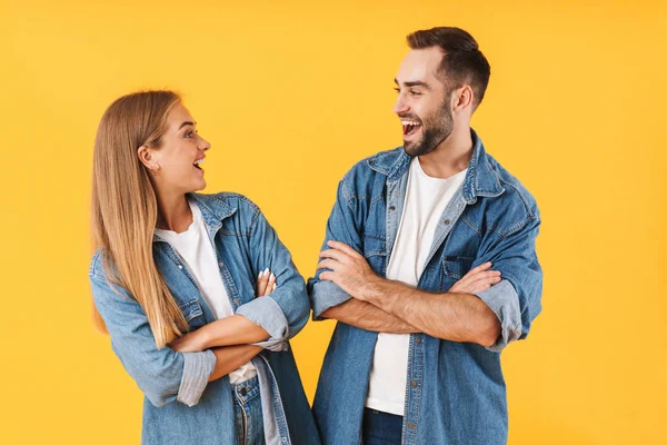 Beeld van mooie paar glimlachend op elkaar met armen gekruist — Stockfoto