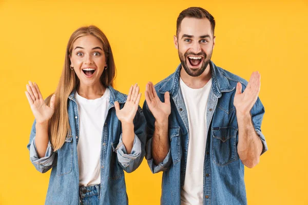 Immagine di una coppia eccitata che sorride alla telecamera con le braccia alzate — Foto Stock