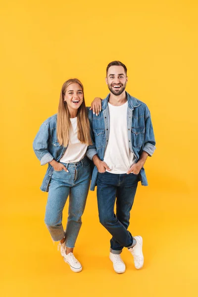 Imagen completa de pareja caucásica en ropa de mezclilla sonriendo a la cámara — Foto de Stock