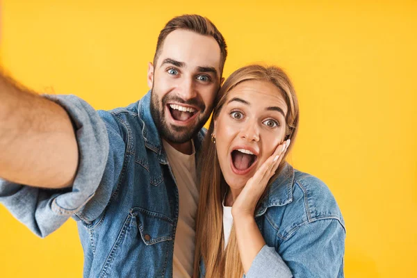 Image de couple optimiste souriant à la caméra tout en prenant des photos selfie — Photo