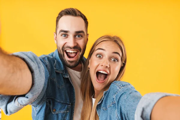 Image de couple étonné criant à la caméra tout en prenant selfie photo — Photo