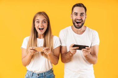 Birlikte akıllı telefonlarda video oyunları oynarken şaşıran çift görüntü