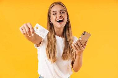 Akıllı telefon ve kredi tutarken gülümseyen genç kadın görüntü