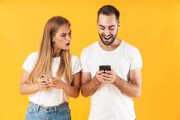Obrázek bělošské ženy špehovat a prohlížet mobil svého přítele — Stock fotografie