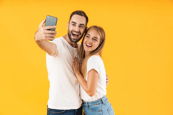 Kép örömteli pár mosolyogva szedve selfie fotó mobiltelefon — Stock Fotó