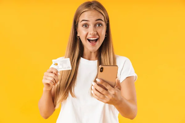 Imagen de la mujer complacida sonriendo mientras sostiene el teléfono inteligente y la credibilidad —  Fotos de Stock