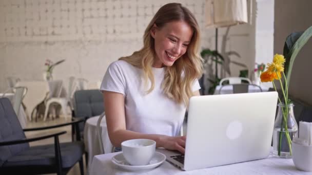 Veselý Atraktivní Mladá Blondýna Žena Pozdrav Někoho Rukou Zatímco Videokall — Stock video