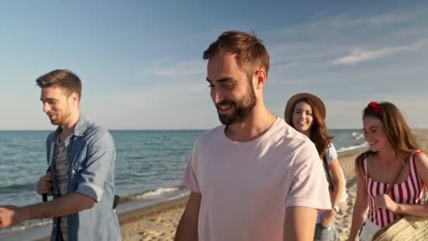 Grupp Unga Leende Vänner Pratar Och Går Stranden Nära Havet — Stockvideo