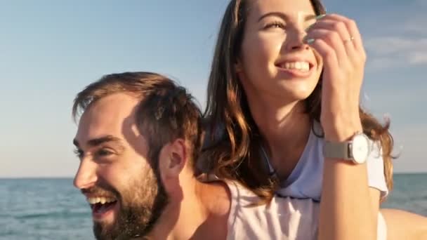 Nahaufnahme Von Lächelnden Jungen Schönen Paar Spaß Haben Während Huckepack — Stockvideo