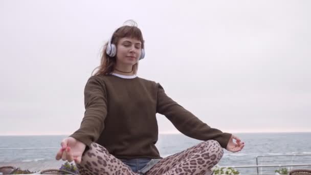 Geconcentreerde Kalme Jonge Roodharige Meisje Sweater Mediteren Yoga Pose Terwijl — Stockvideo
