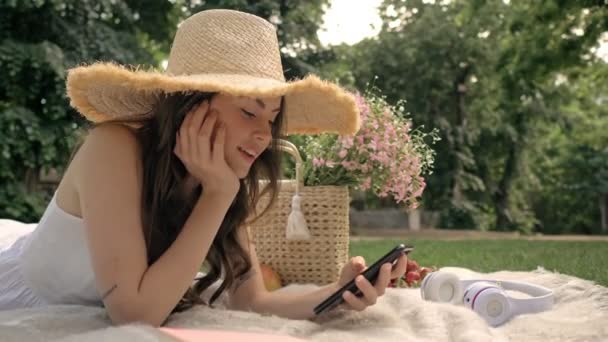 Ελκυστική Ευτυχισμένη Νεαρή Μελαχρινή Γυναίκα Ψάθινο Καπέλο Χαμογελώντας Και Χρησιμοποιώντας — Αρχείο Βίντεο