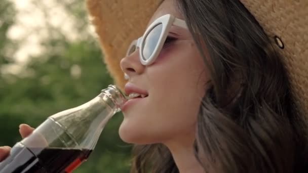 Close Uitzicht Mooie Blij Jonge Brunette Vrouw Stro Hoed Drinken — Stockvideo