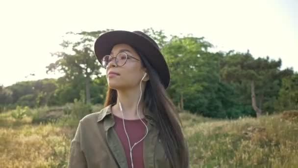 Bonita Sorridente Jovem Morena Chapéu Marrom Ouvindo Música Com Fones — Vídeo de Stock