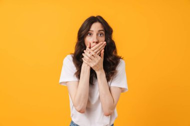 Uzun koyu saçlı kaşçatma ve kaplama ile şok kadın görüntü