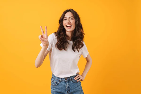 Imagen de mujer morena feliz vistiendo ropa casual sonriendo y —  Fotos de Stock