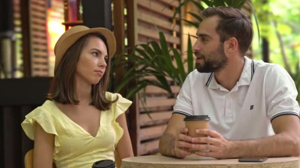 Çekici Sakin Genç Sevimli Bir Çift Kafede Kahve Içerken Konuşuyor — Stok video