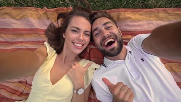 Zblízka Pohled Veselý Mladý Krásný Pár Gestikuluje Brát Selfie Chytrým — Stock video