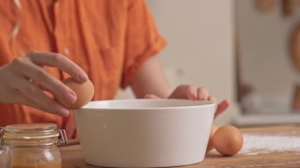 Обрізаний Вид Молодої Жінки Розбиває Яйця Миску Під Час Приготування — стокове відео