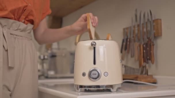 Nahaufnahme Einer Jungen Frau Die Brotscheiben Den Toaster Legt Während — Stockvideo