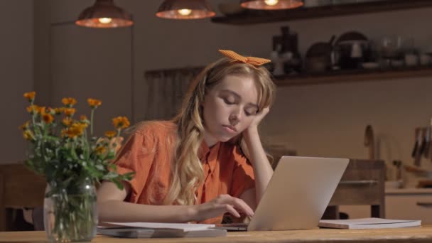 Nešťastná Mladá Blondýnka Pocit Únavy Usínání Při Práci Notebookem Sedí — Stock video