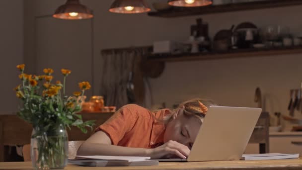 Slapen Schattig Jong Blond Vrouw Wakker Blijven Werken Met Laptop — Stockvideo