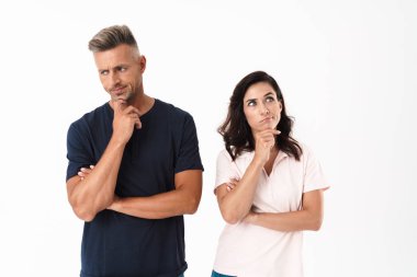 Ayakta rahat kıyafet giyen Pensive çekici çift