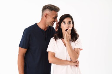 Rahat kıyafet giyen aşık neşeli çekici çift