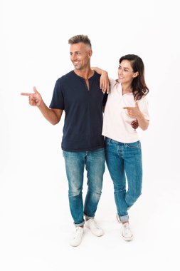 Neşeli bir çekici çift tam uzunlukta