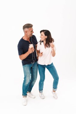 Neşeli bir çekici çift tam uzunlukta