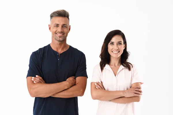 Vrolijke paar dragen casual outfit staande geïsoleerd — Stockfoto