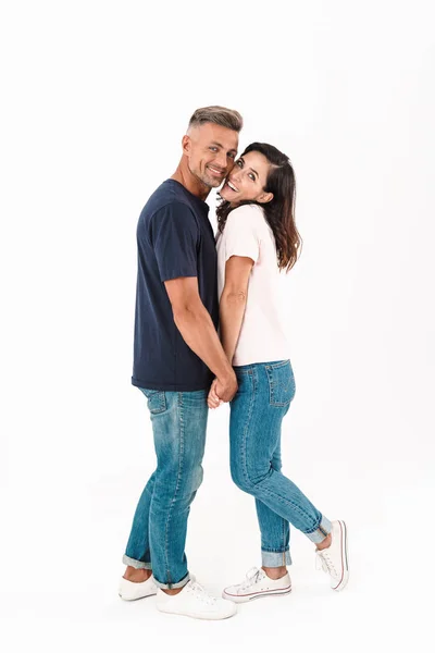 Fröhlich glücklich erwachsene liebende Paar isoliert über weiße Wand Hintergrund. — Stockfoto