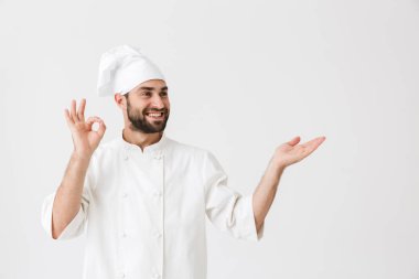 Kafkasyalı aşçı üniforması giymiş şefin görüntüsü.