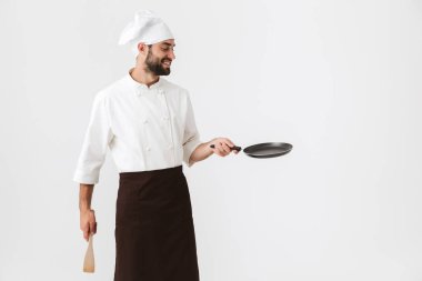 Ahşap üniformalı profesyonel şef resmi.