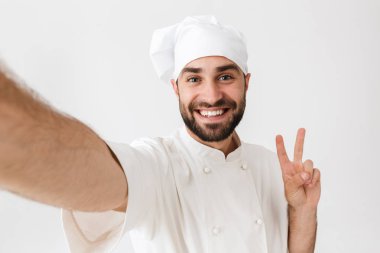 Kafkasyalı aşçı şapkalı şefin barış işareti göstermesi ve...