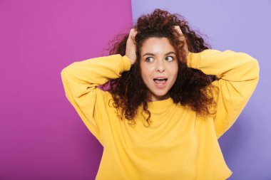 Kıvırcık bir kadının sıradan kıyafetler giydiğini gösteren mutlu bir görüntü.