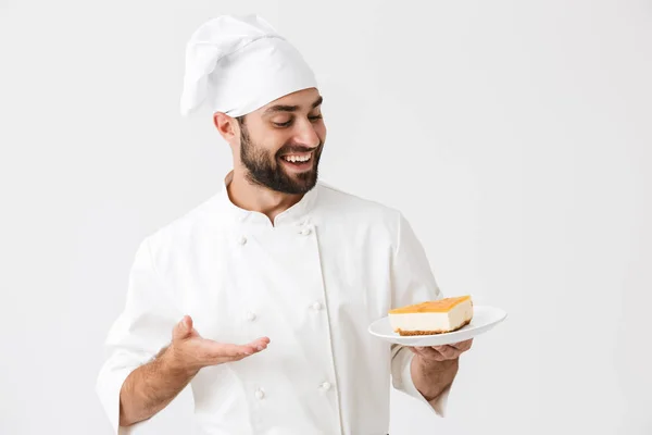 Imagem de homem chefe caucasiano no uniforme cozinheiro sorrindo e segurando — Fotografia de Stock