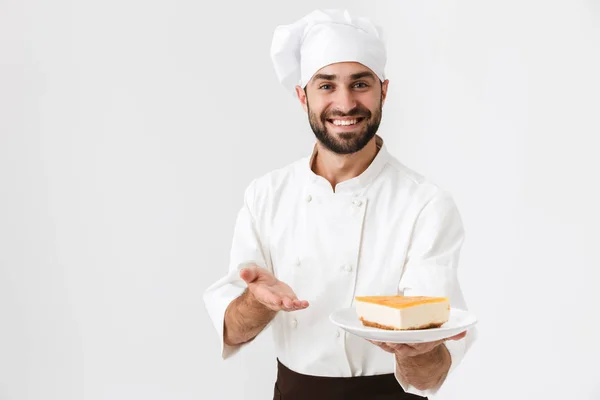 Beeld van professionele chief man in kok uniform glimlachen en vasthouden — Stockfoto