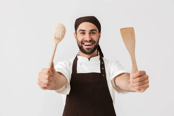 Foto di felice capo uomo in uniforme cuoco sorridente mentre tiene w — Foto Stock