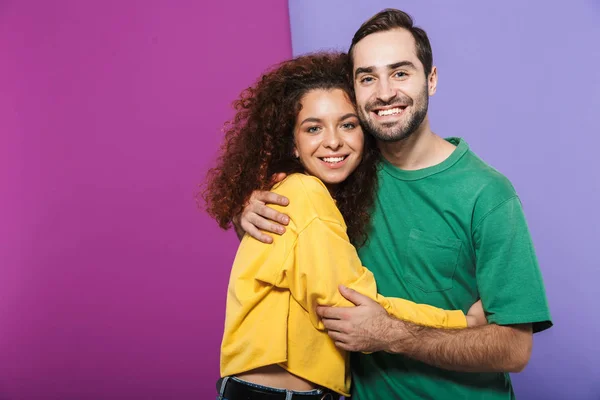 Retrato de pareja caucásica alegre hombre y mujer en cl colorido — Foto de Stock