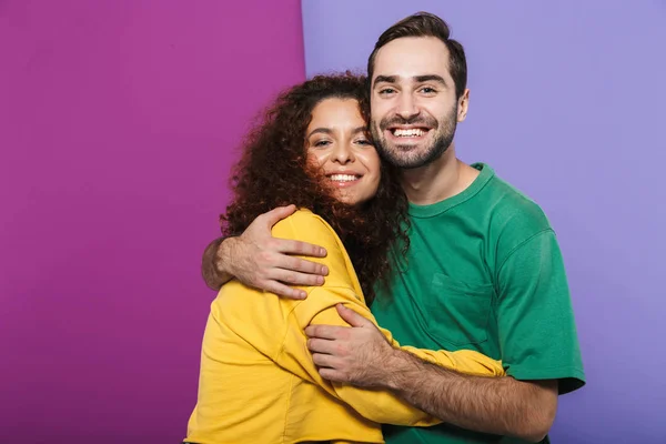 Retrato de pareja caucásica complacido hombre y mujer en c colorido — Foto de Stock