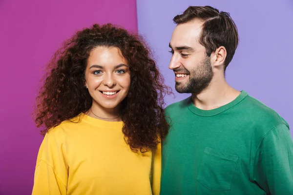 Porträt eines brünetten kaukasischen Paares in bunter Kleidung lächelnd — Stockfoto