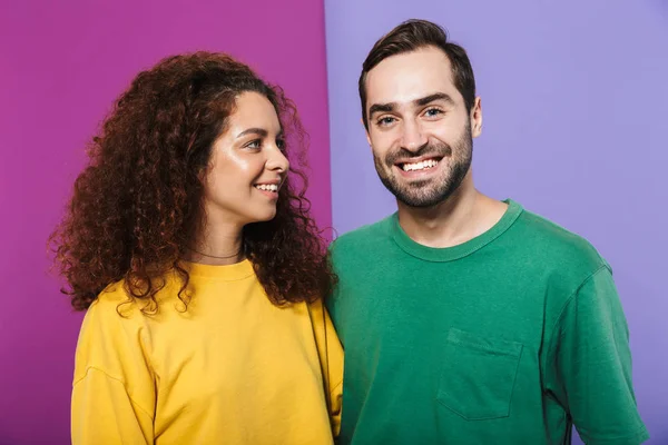 Portrait de joyeux couple caucasien en smili vêtements colorés — Photo